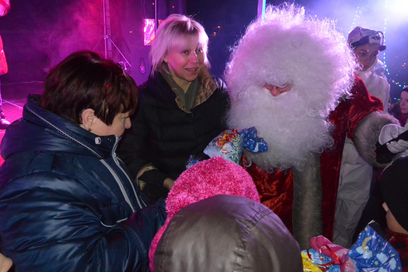 Prasidėjus šventiniam maratonui ,gruodžio 11 - sios vakarą vilkijiečiai  rinkosi į miestelio eglutės įžiebimo šventę ,kurią dovanojo Vilkijos „Nemuno krašto vaikai“ direktorė  Vida Rainienė.